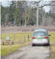  ?? FOTO: DPA ?? Die Ermittlung­en laufen: Polizeiaut­o auf einem Feldweg hinter dem Haus, in dem zwei Menschen getötet und eine weitere Person schwerst verletzt wurden.