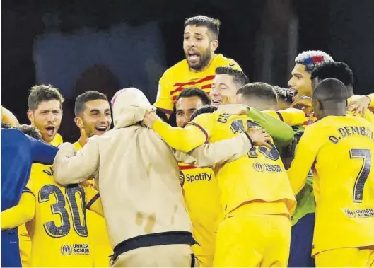  ?? ALBERT GEA / REUTERS ?? Los jugadores del Barcelona, celebrando el título de liga tras haber ganado el partido de ayer en Cornellá.