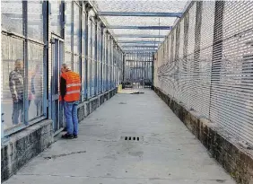  ??  ?? Cortile recintato Il centro di permanenza per i rimpatri di Gradisca d’Isonzo (Gorizia)