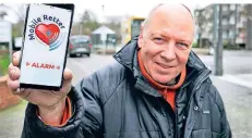  ?? FOTO: STEPHAN KÖHLEN ?? Wolfgang Cüppers ist mobiler Retter des Deutschen Roten Kreuzes. Er wird über ein App alarmiert.