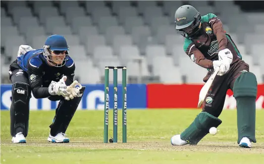  ?? Picture: GALLO IMAGES ?? WAIT AND SEE: Jerry Nqolo of Border plays a shot while KwaZulu-Natal Inland wicketkeep­er waits to take a catch during an Africa T20 Cup clash at Buffalo Park, on Sunday