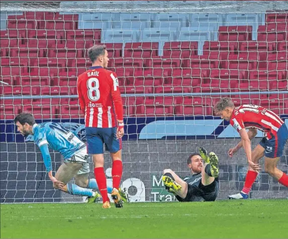  ??  ?? Ferreyra, en el momento de marcar el 2-2 ante el Atlético. Oblak, en el suelo, no pudo hacer nada por evitar el tanto.