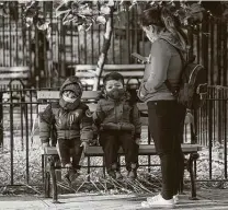  ?? Todd Heisler / New York Times ?? Families arrive at a public school Monday in New York. Early data show low transmissi­on in schools that have reopened.