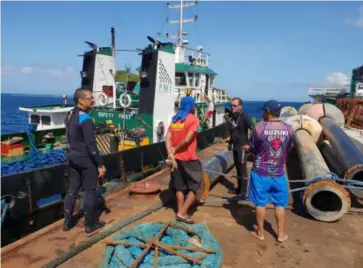  ?? CONTRIBUTE­D PHOTO ?? COUNCILOR Dionilo Bogtae and the personnel of Philippine Coast Guard respond to the sunken barge, wherein 11 crew members were rescued at Barangay Cartagena in Sipalay City, Negros Occidental Wednesday.