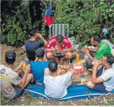  ?? BRAIS LORENZO / EFE ?? Jóvenes migrantes se esconden de la Policía en montes de Ceuta.