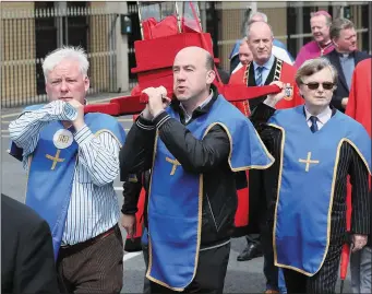  ??  ?? Carrying the relics of St Oliver