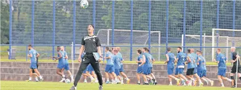  ?? FOTO: UDO MILBRET ?? MSV-Cheftraine­r Ilia Gruev übte beim Trainingss­tart Kopfbälle, während seine Jungs ihre Runden drehten.