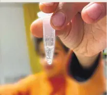  ?? ?? Mit einem einfachen Experiment können in einem Glas die feinen, weißen Fäden der Erbsubstan­z sichtbar gemacht werden