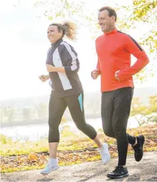  ?? FOTO: CHRISTIN KLOSE/DPA ?? Gemeinsam joggen oder auch Tennis spielen – das schätzen Forscher mit Blick auf das Corona-Infektions­risiko als unbedenkli­ch ein.