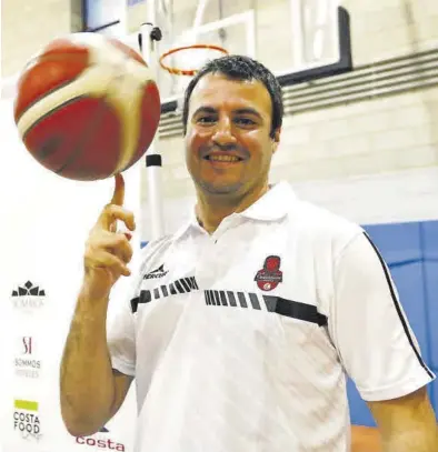  ?? JAIME GALINDO ?? Carlos Cantero, técnico de la temporada de la Liga Femenina y entrenador del Casademont, juega con un balón.