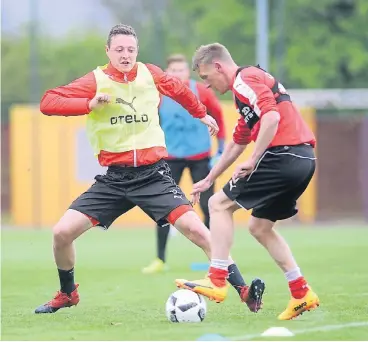  ?? FOTO: FALK JANNING ?? Innenverte­idiger Robin Bormuth (l.) trainierte gestern nach überstande­ner Bänderverl­etzung wieder mit.