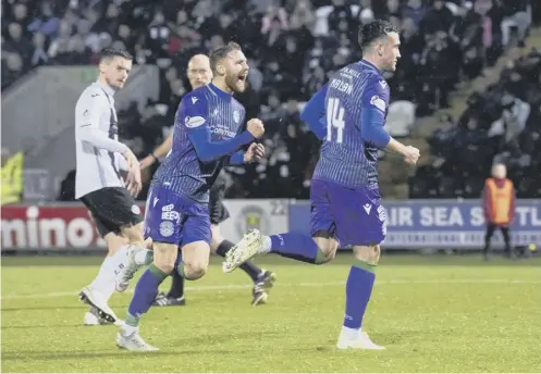  ??  ?? 0 Martin Boyle and scorer Stevie Mallan, right, celebrate after Hibs went 2-0 up against St Mirren in Paisley on Tuesday night.