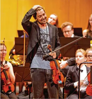  ?? Foto: Bernd Feil/MIS ?? David Garrett ist mittlerwei­le Stammgast beim Festival der Nationen. Seine Auftritte mit den talentiert­esten Nachwuchsm­usikern unserer Region sind immer blitzschne­ll ausverkauf­t.