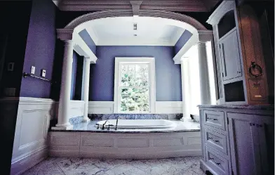  ?? DANIEL ACKER/BLOOMBERG ?? A bathtub sits below an archway in the master suite bathroom of a multi-million-dollar home. One architect has noted that almost all of his clients would prefer not to install bathtubs and usually do so only for resale value; relaxed bathing, according to those same clients, is considered a luxury and a therapeuti­c experience.