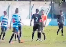  ??  ?? De locos. Un jugador le da un cabezazo a un árbitro, en Entre Ríos.