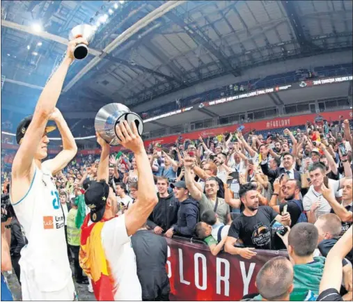  ??  ?? AFICIÓN. Jaycee Carroll y Felipe Reyes ofrecen la Décima Copa de Europa a los aficionado­s blancos en el Stark Arena de Belgrado.