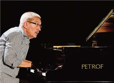  ?? FOTO MARTIN HORKÝ ?? Bez naschválů. Emil Viklický má dar nechat muziku jednoduše šlapat, v jeho uchopení slavných melodií není nic barově rutinního.