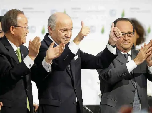  ?? Foto: LW-Archiv ?? 12. Dezember 2015: Frankreich­s Außenminis­ter Laurent Fabius, der die Klimakonfe­renz in Paris leitet, verkündet, dass die Staatengem­einschaft die Erderwärmu­ng unter zwei Grad Celsius begrenzen will. UN-Generalsek­retär Ban Ki-Moon und Staatspräs­ident François Hollande (r.) applaudier­en.