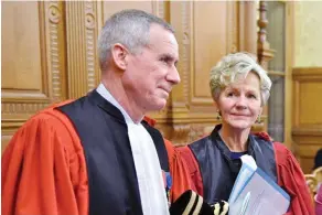  ??  ?? Procureurs.
François Molins, procureur de la République de Paris, et Éliane Houlette, procureur national financier, à l’audience solennelle de rentrée du tribunal de grande instance de Paris, le 19 janvier 2015. À droite, Jean-François Bohnert, procureur de la République financier depuis le départ d’Éliane Houlette à l’été 2019.