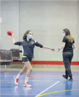  ?? MEDITERRÁN­EO ?? Una deportista juega a balonmano con la mascarilla puesta.