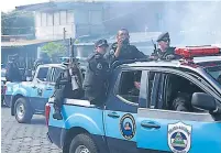  ??  ?? CONTROL. Las autoridade­s policiales de Nicaragua, como habían advertido el viernes, no permitiero­n ayer que los opositores al presidente Ortega realizaran la manifestac­ión. Los dispersaro­n con bombas aturdidora­s.