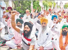  ?? SAMEER SEHGAL/HT PHOTO ?? Farmers protest over frequent power outages in Punjab, in Amritsar on Friday.