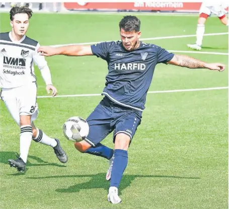  ?? ?? Wann Arjeton Krasniqi (r.) beim Bezirkslig­a-Aufsteiger FC Neukirchen-Vluyn in die Wintervorb­ereitung einsteigen kann, ist noch nicht ganz klar.