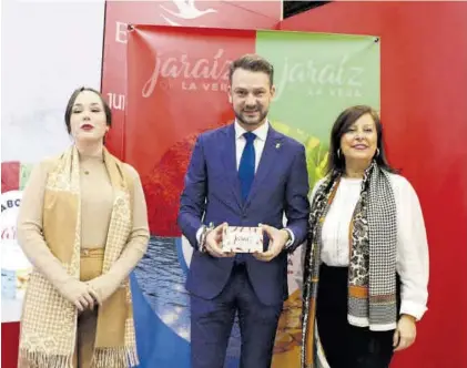 ?? J. VENTURA ?? El alcalde de Jaraíz de la Vera, Luis Miguel Nuñez, acompañado por las concejalas Monserrat López y Sara García.