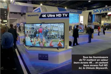  ??  ?? Tous les fournisseu­rs de TV mettent en valeur leurs écrans 4K… et cachent
leurs écrans Full HD. Ici, le Chinois Skyworth.