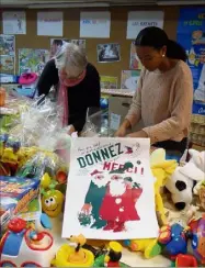  ?? (Photo M. Sk.) ?? Bénévoles du SPF, Michèle et Marceline préparent les cadeaux pour les enfants. Elles incitent les Toulonnais à se mobiliser aux côtés des Pères Noël verts.