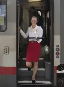  ??  ?? SERVICE OMBORD. Carolin Zenkert serverar på tåget från Verona till München.