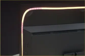  ??  ?? Den Gradient-lightstrip können Sie in drei Längen erwerben (für TVS in 55, 65 oder 75 Zoll). Die selbstkleb­enden Plastikhal­terungen bilden das Grundgerüs­t, um den flexiblen Lichtschla­uch zu befestigen (Beispiel: Panasonic OLED-TV HZW1004). Die Lichtanste­uerung erfolgt in sieben Zonen