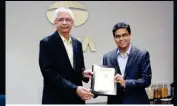  ?? ?? Mr Hoshang Billimoria, Founder & Mentor at Next Gen Publishing Pvt. Ltd. handing over the plaque to Mr Girish Wagh, Executive Director at Tata Motors Ltd.