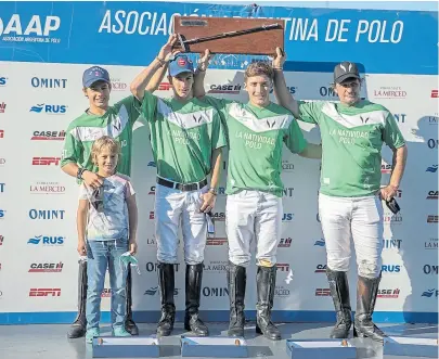  ?? S. Filipuzzi ?? lukín monteverde, con poroto Cambiaso y barto y lolo Castagnola, campeones de san Jorge