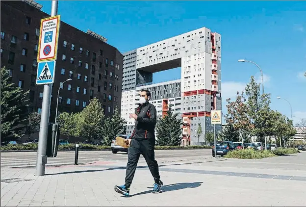  ?? DANI DUCH ?? Un vecino del barrio de Sanchinarr­o practica deporte ante uno de los edificios singulares de los Planes de Actuación Urbanístic­a desarrolla­dos antes de la crisis