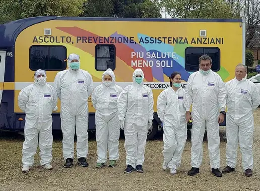  ??  ?? I medici della Fimmg (Federazion­e italiana medici di famiglia) davanti al camper dell’Ordine profession­ale utilizzato a Nerola