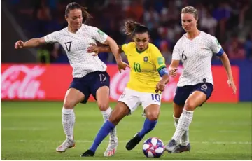  ??  ?? Frankrig blev for stor en mundfuld for Brasilien, der trods Martas indflydels­e sendte brasiliane­rne ud af VM i ottendedel­sfinalen. Foto: Franck FIFE/AFP