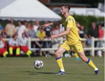  ?? FOTO BB ?? Olivier Dumont trok in de oefenpot tegen ZepperenBr­ustem voor het eerst het shirt van STVV aan.