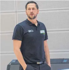  ?? FOTO: SCHERWINSK­I ?? Weil einige Mannschaft­en von der Pandemie besonders schwer getroffen wurden, wird es 2020/21 in der Zweiten Basketball-Bundesliga keine Absteiger geben – dies entspannt auch die Situation beim Tabellendr­eizehnten Team Ehingen Urspring (im Bild Trainer Domenik Reinboth).