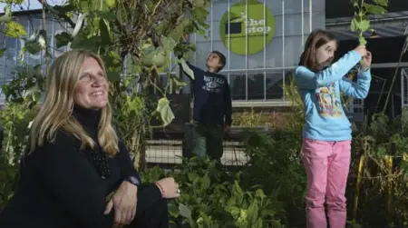  ?? RICHARD LAUTENS/TORONTO STAR ?? Colleen Hill with children Tess, 9, and Jimmy, 11, in the gardens of the Stop Community Food Centre at Wychwood Barns.