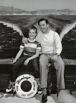  ?? Bettmann Archive ?? Sean et son père, Errol Flynn, sur le lac Mead en 1951.