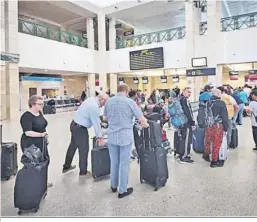  ?? ?? Otra imagen de pasajeros en la cola del vuelo cancelado.