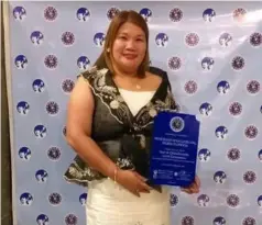  ?? CONTRIBUTE­D PHOTO ?? LA Castellana Mayor Rhumyla Nicor-mangilimut­an holds the most child-friendly award from DILG Region 6.