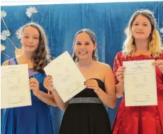  ??  ?? Sie sind die Besten ihres Jahrgangs: (von links) Jennifer Leipert (Schnitt 1,7), Julia Halbritter (1,8) und Enya Hillebrand (1,6).