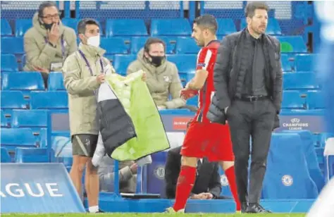  ?? REUTERS ?? Luis Suárez, con sonrisa irónica, abandona el campo tras ser sustituido por Simeone ante el Chelsea
