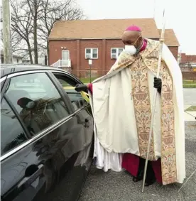  ?? AFP ?? En Nueva York, la ciudad de Estados Unidos más golpeada por el COVID-19, este sacerdote entrega palmas a los fieles.