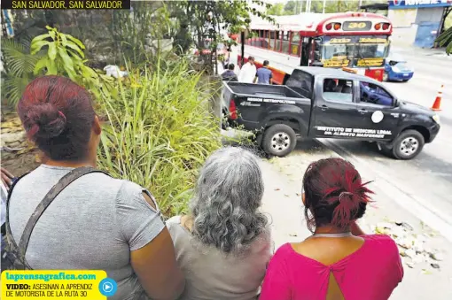  ??  ?? UN COBRADOR DE LA RUTA 30 FUE ASESINADO POR UNA PERSONA QUE ABORDÓ LA UNIDAD A LA ALTURA DEL BULEVAR CONSTITUCI­ÓN.