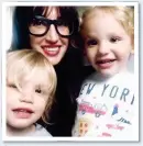  ??  ?? QUALITY TIME: Katy at home with twins Aubrey and Austin