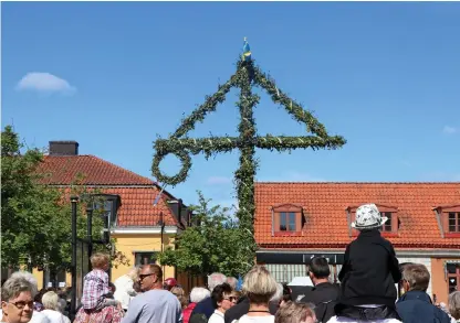  ?? Bild: JOHANNA ULRIKA ORRE ?? BORTBLÅST. Den starka vinden tog en av ringarna från midsommars­tången på Stortorget.