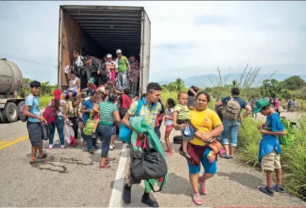  ??  ?? AVANCE. LOS MIGRANTES LLEGARON AYER AL MUNICIPIO DE ARRIAGA, QUE FUE SU ÚLTIMA PARADA EN EL ESTADO DE CHIAPAS, Y SE DIRIGEN A OAXACA.